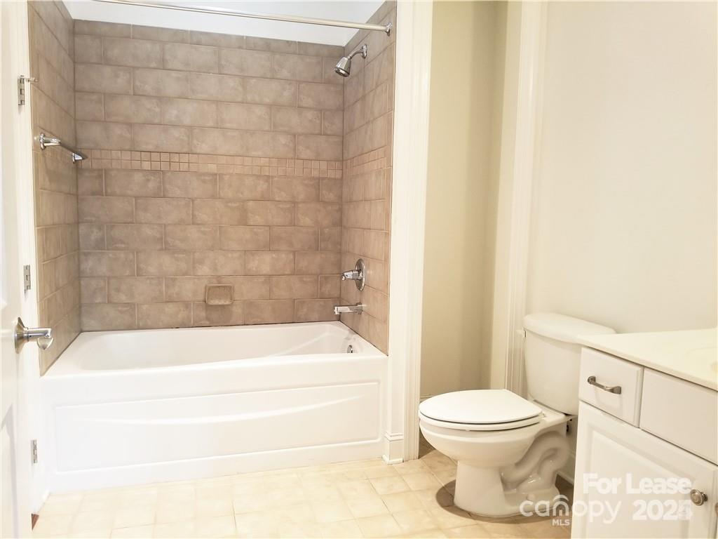 230 South Tryon Street Charlotte, NC 28281 - Photo 9 of 12 a bathroom with a toilet and a bathtub