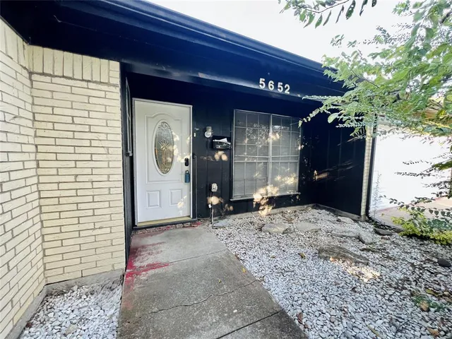 a view of a back yard