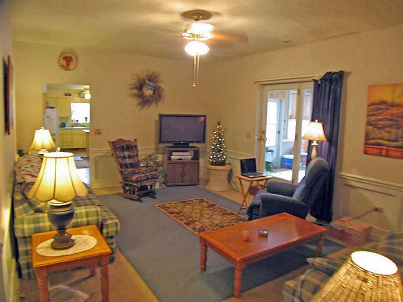 137 Ridgeview Drive Ligonier, PA 15658 - Photo 6 of 21 Living Room.