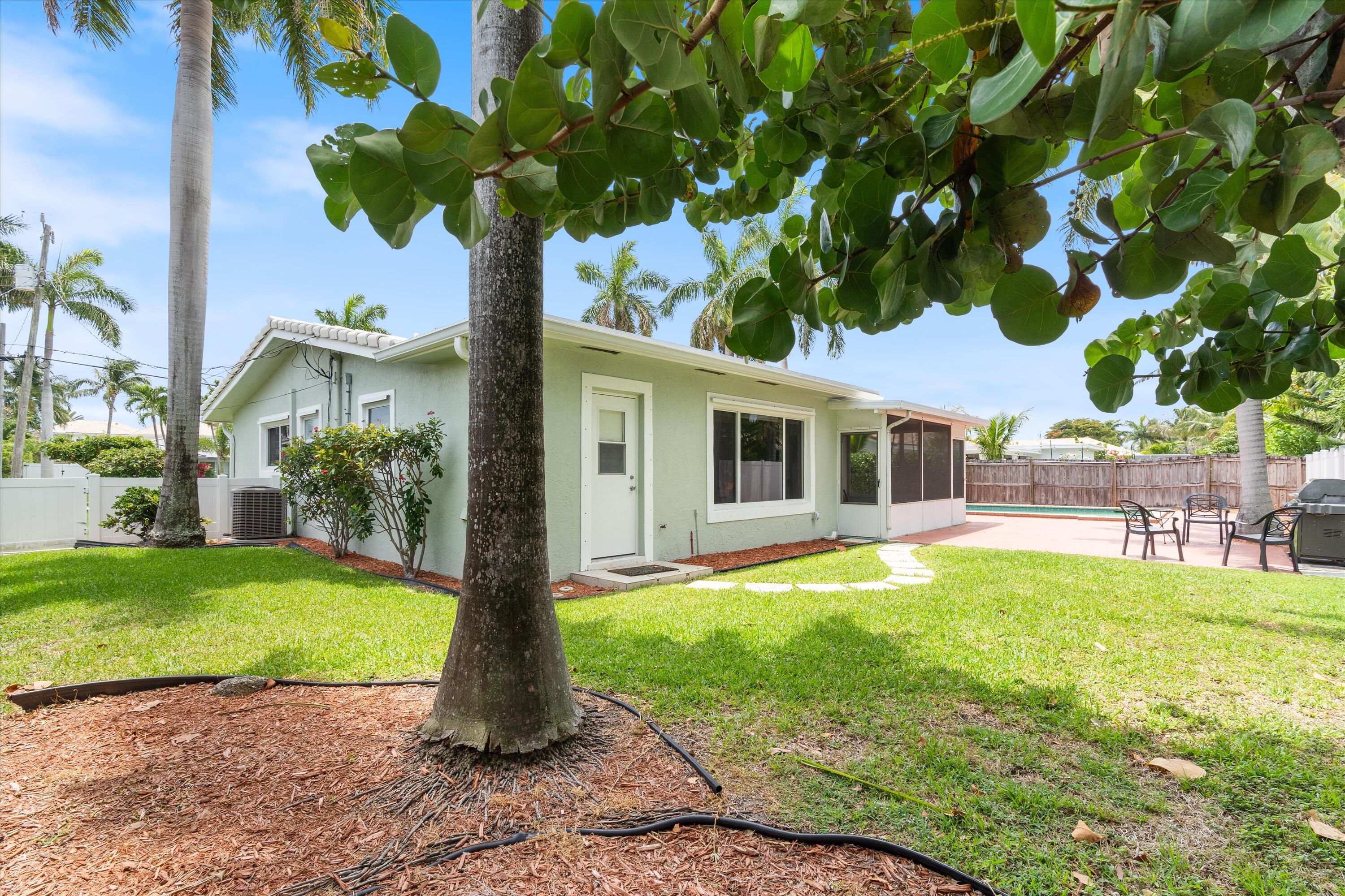 801 Berkley Street Boca Raton, FL 33487 - Photo 25 of 32 Back Yard