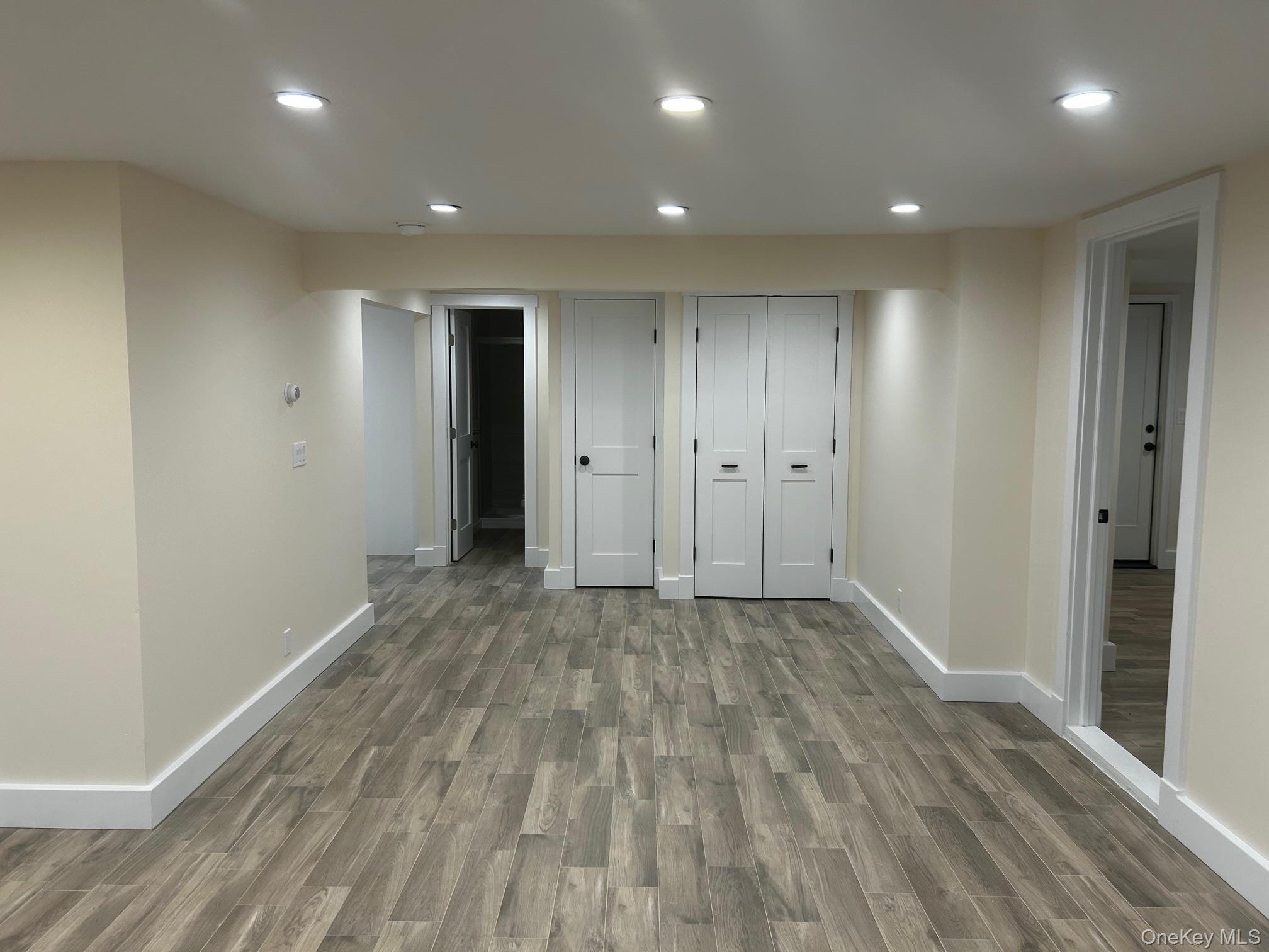 65 Linwood Road North, Unit GARDEN Port Washington, NY 11050 - Photo 3 of 11 Large dining area