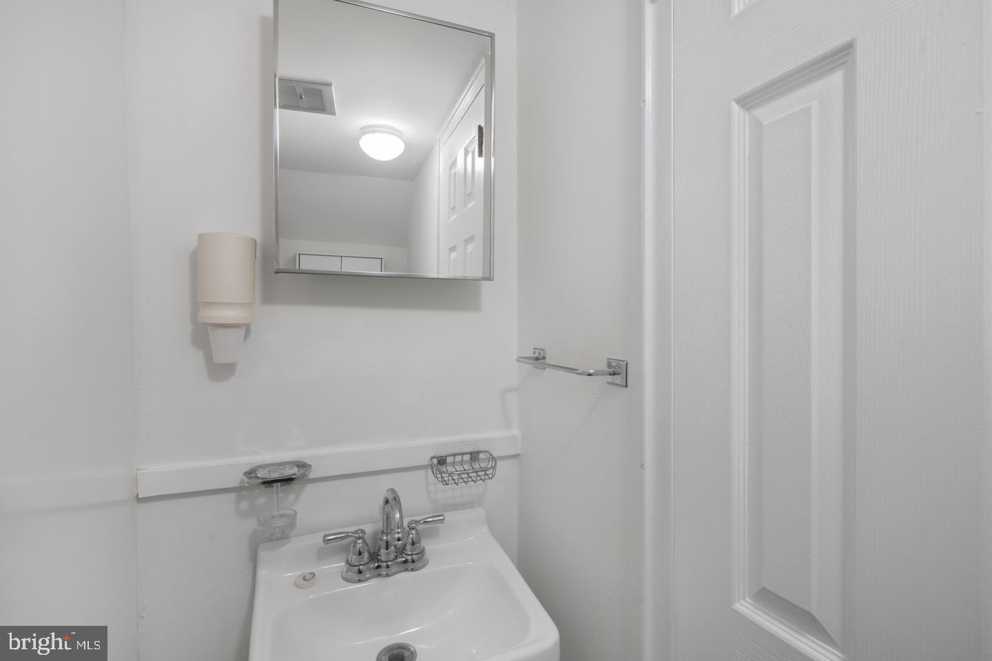 10803 Pedrick Road Philadelphia, PA 19154 - Photo 20 of 25 a bathroom with a sink and mirror