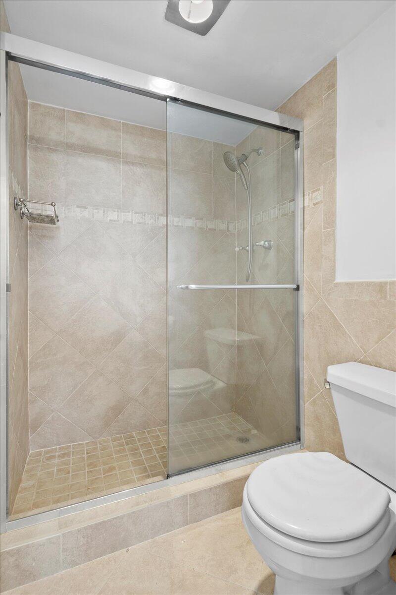 336 Golfview Road, Unit 1009 North Palm Beach, FL 33408 - Photo 14 of 39 Primary Bathroom