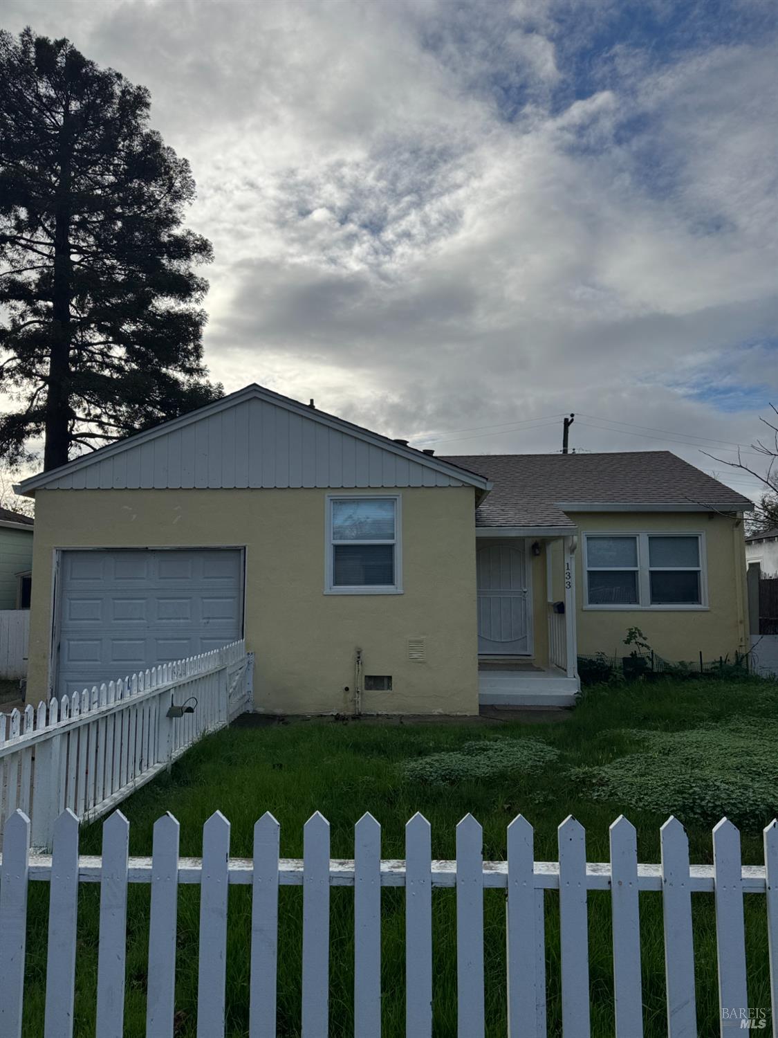a front view of house with yard