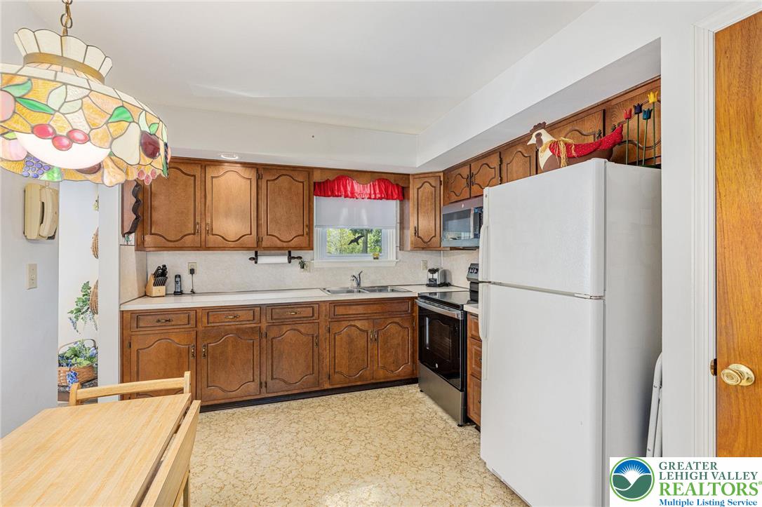 3546 Oak Ridge Drive Slatington, PA 18080 - Photo 11 of 44 Gallery Image 11