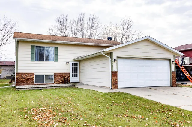 $290,000 | 1620 36th Avenue South, Fargo, ND 58104