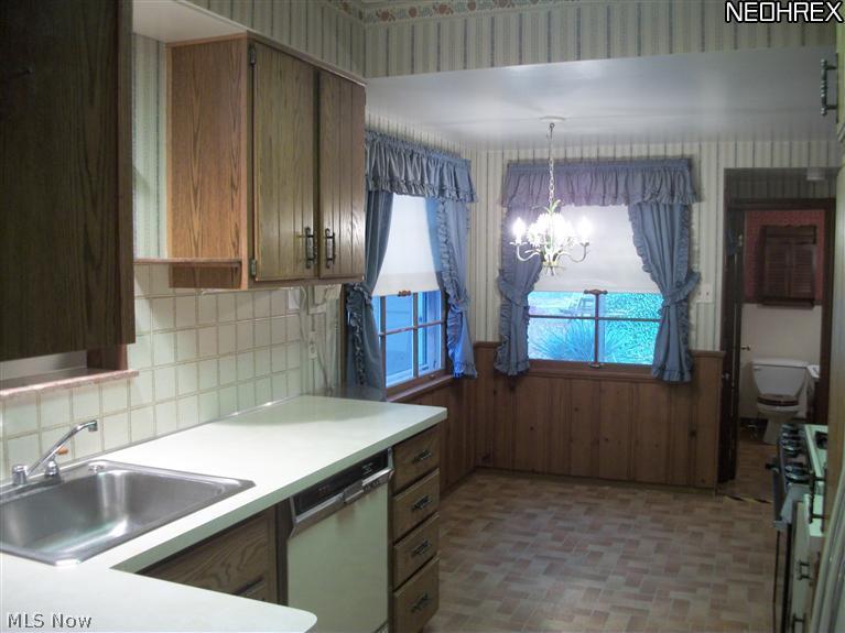 1203 Sylvania Road Cleveland Heights, OH 44121 - Photo 5 of 17
