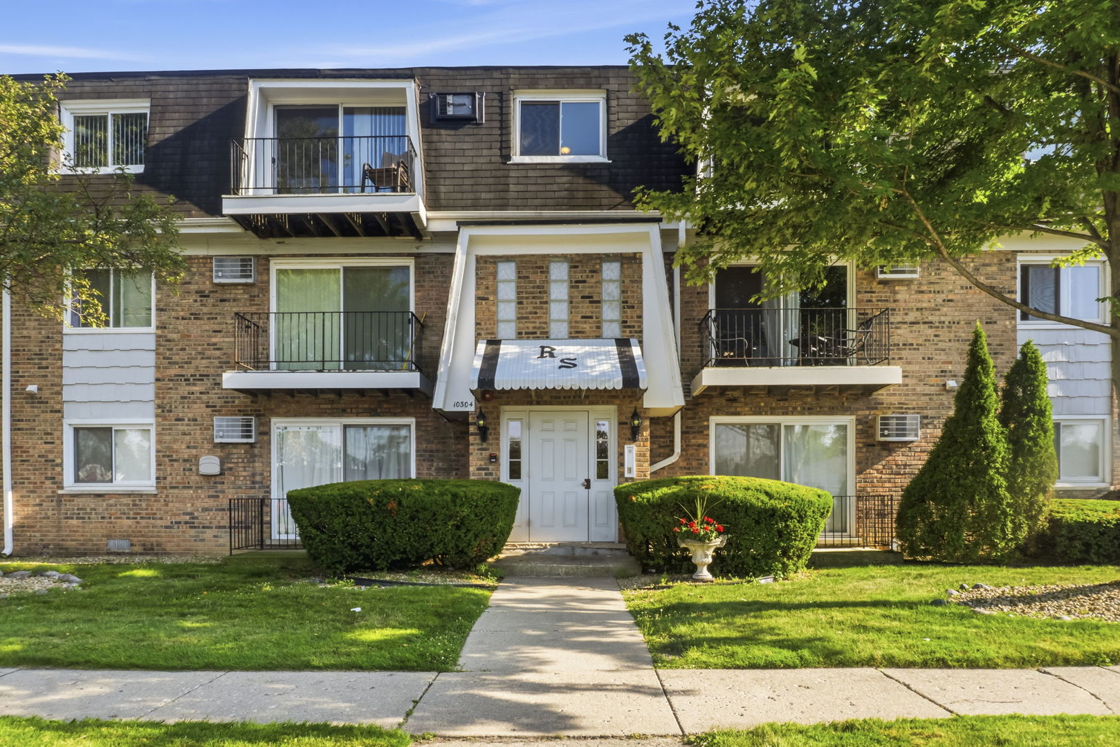10304 Ridgeland Avenue, Unit 207 Chicago Ridge, IL 60415 - Photo 1 of 16