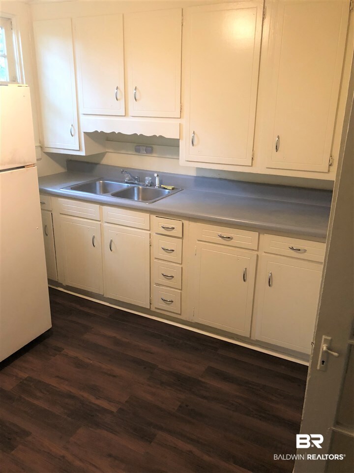 1704 Laurel Street Mobile, AL 36604 - Photo 6 of 8 Garage apartment Kitchen Cabinets