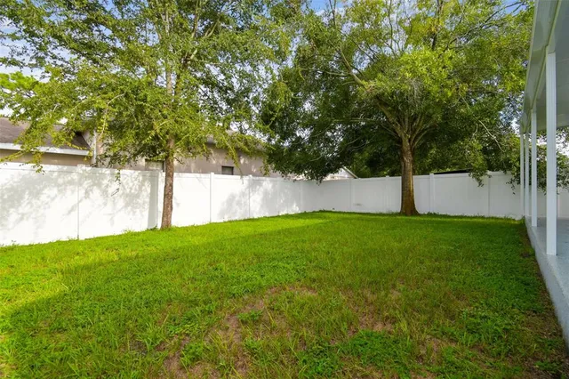 a view of yard with green space