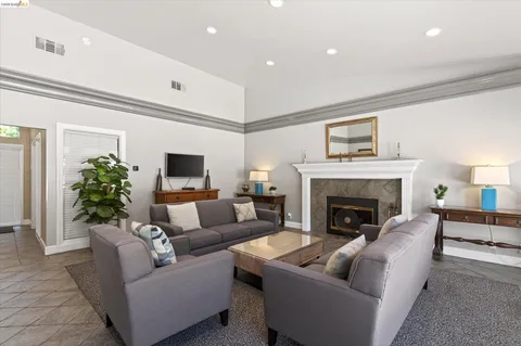 $474,999 | 660 Canyon Oaks Drive, Unit B, Oakland, CA 94605