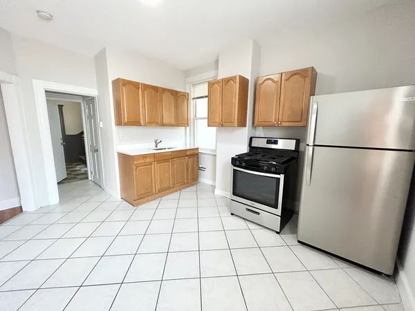 $2,600 | 165 Gove Street, Unit 4, Boston, MA 02128
