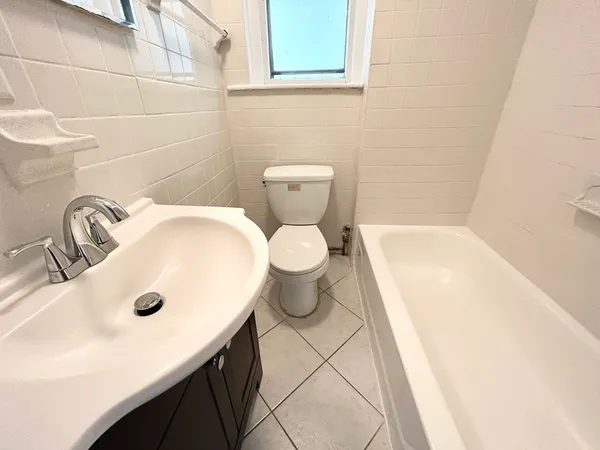 $2,600 | 165 Gove Street, Unit 4, Boston, MA 02128