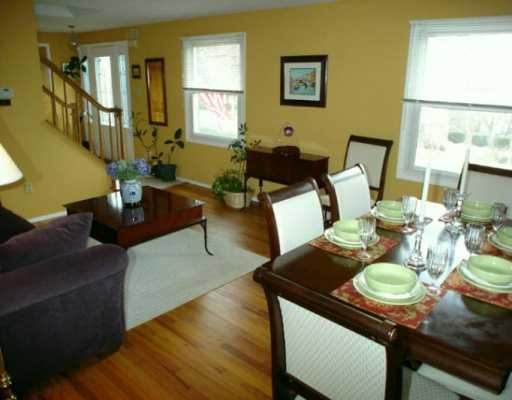 288 Foxcroft Road Pittsburgh, PA 15220 - Photo 4 of 8 Living Room.