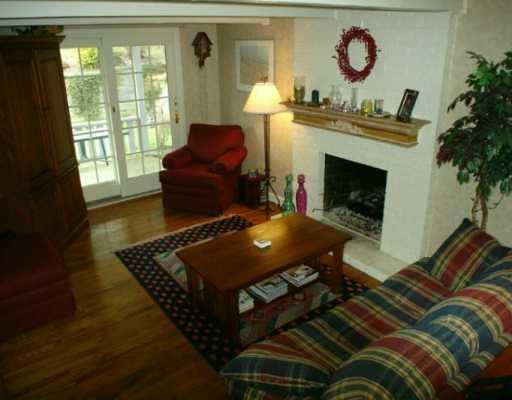 288 Foxcroft Road Pittsburgh, PA 15220 - Photo 6 of 8 Den/Family/Great Room.