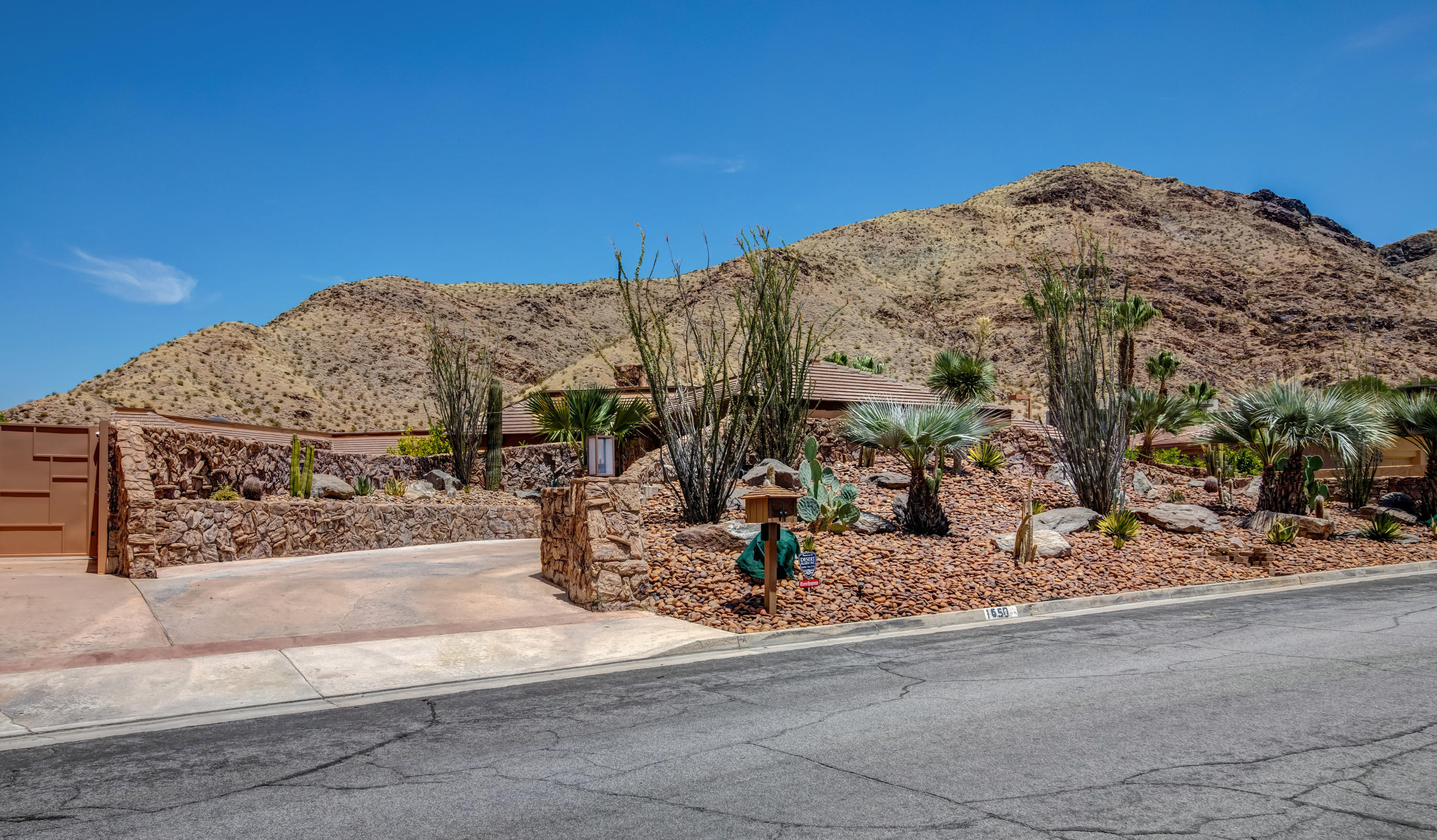 1650 Ridgemore Drive Palm Springs, CA 92264 - Photo 5 of 69 a view of a large building