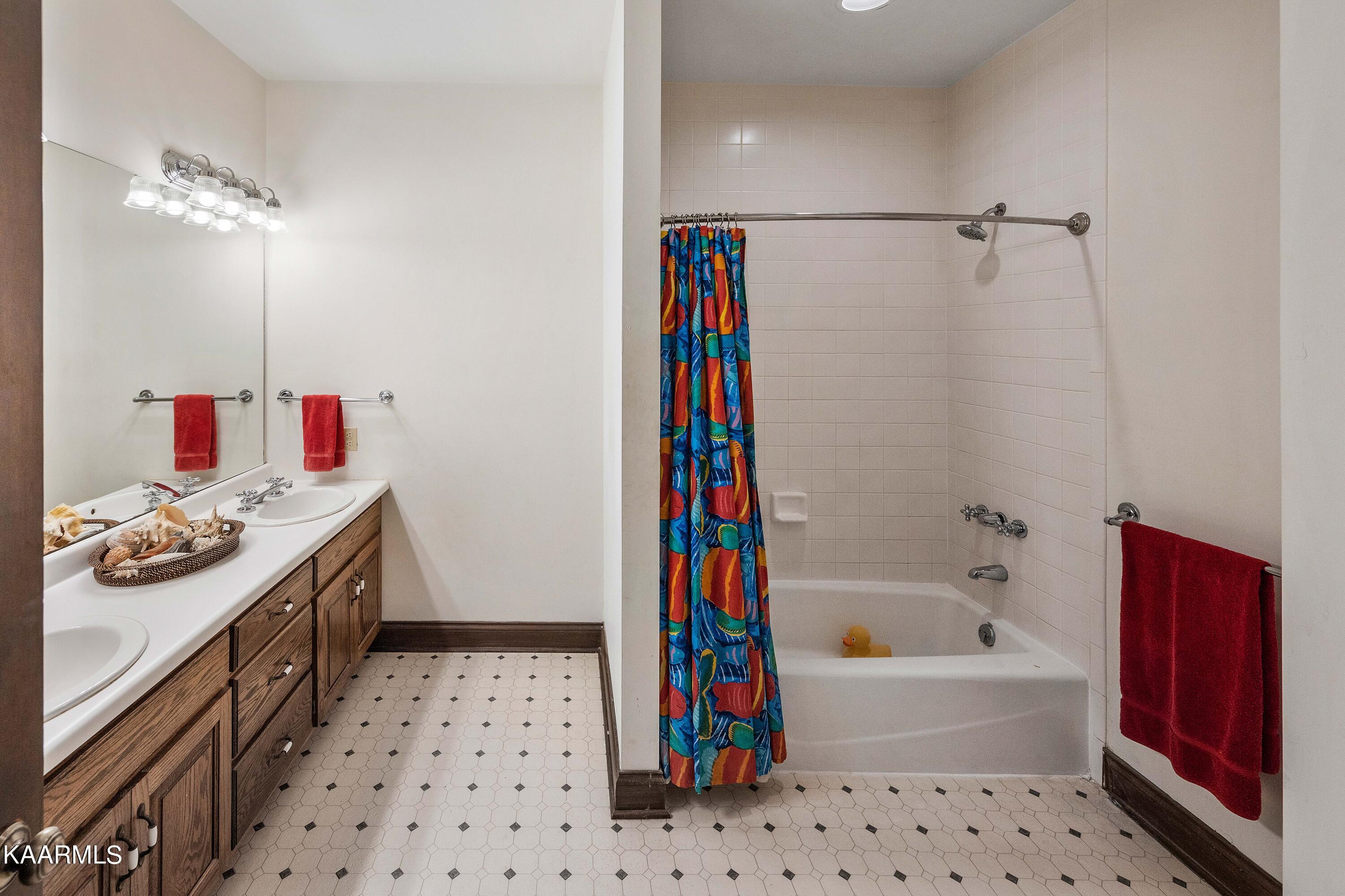 12459 Early Road Knoxville, TN 37922 - Photo 33 of 53 Hall bath