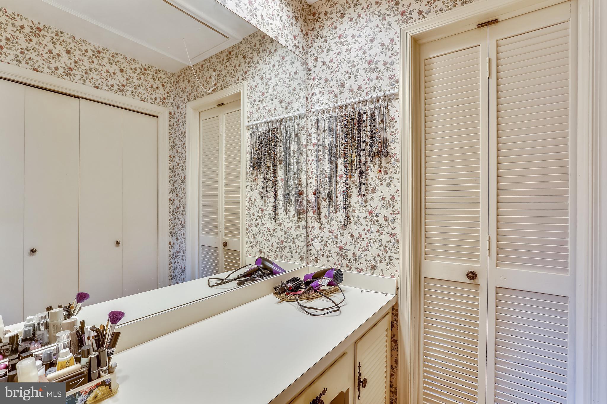 1582 Kimblewick Road Potomac, MD 20854 - Photo 20 of 29 Primary BR vanity