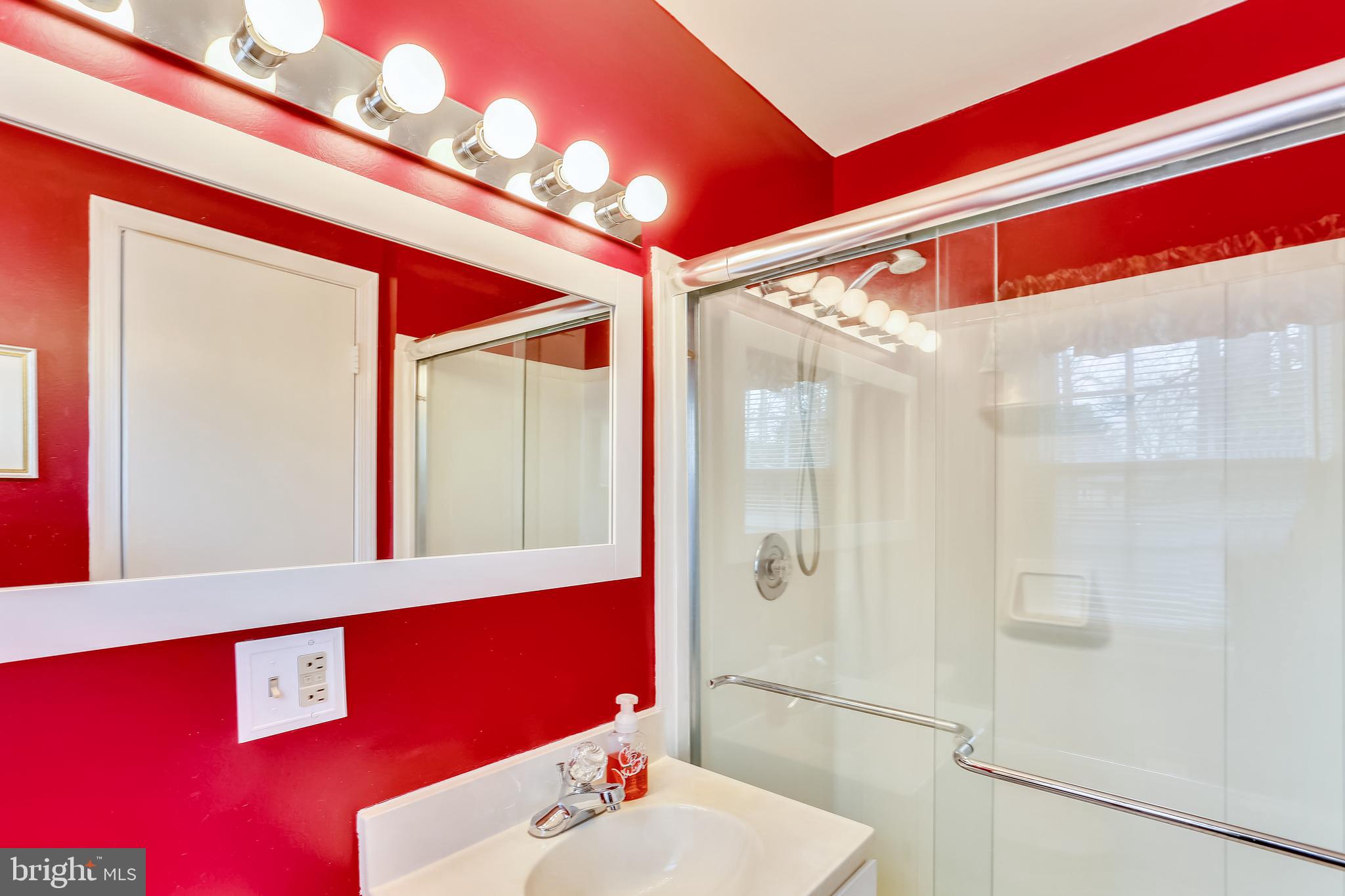 1582 Kimblewick Road Potomac, MD 20854 - Photo 21 of 29 Primary bath