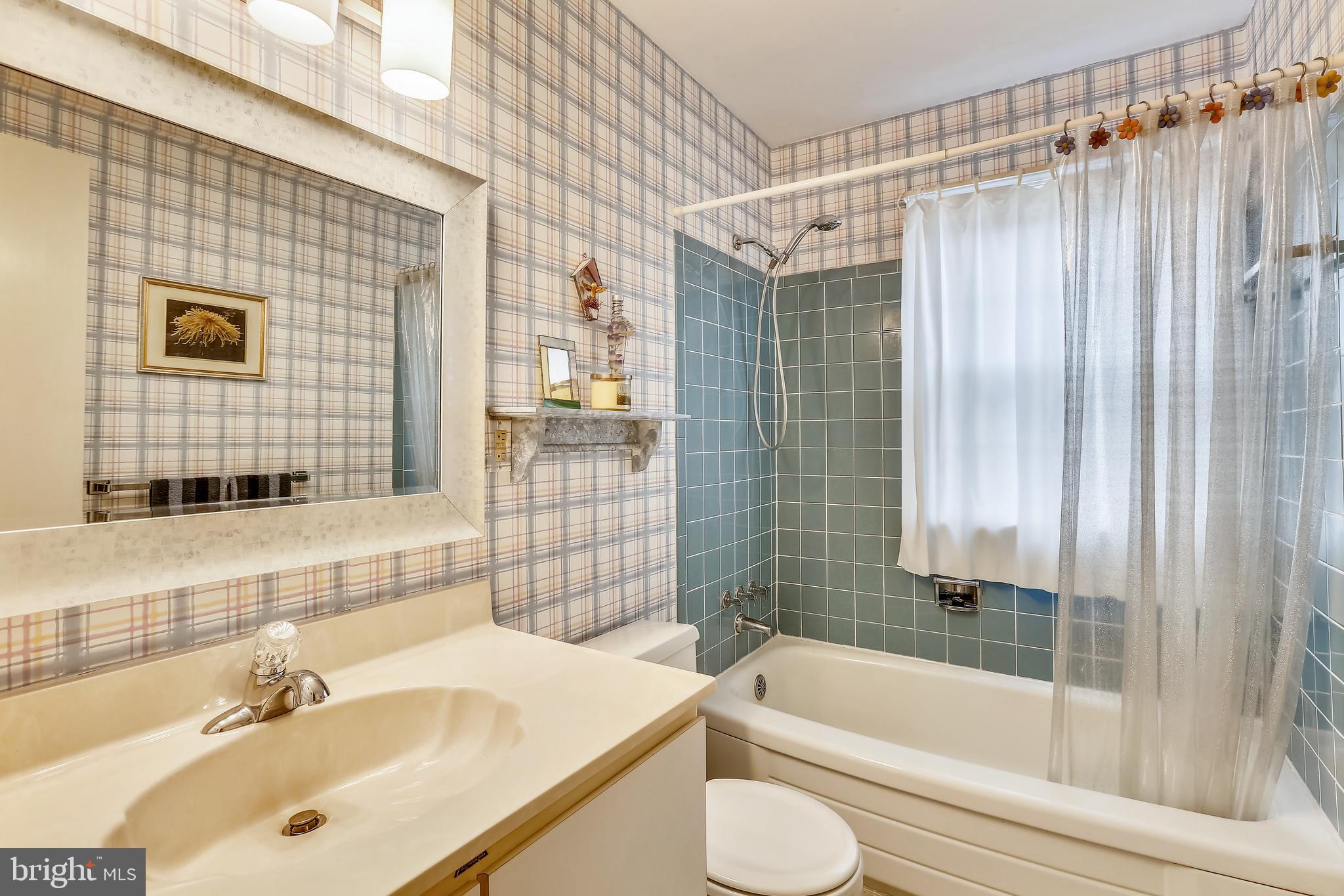 1582 Kimblewick Road Potomac, MD 20854 - Photo 22 of 29 Upstairs hall bath