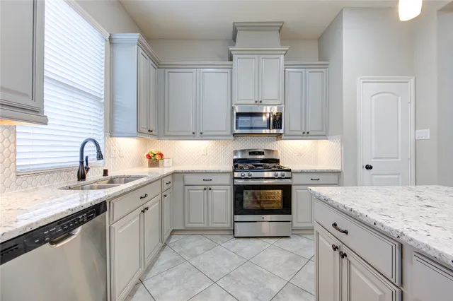 $2,100 | 12130 La Strada Street, Richmond, TX 77406