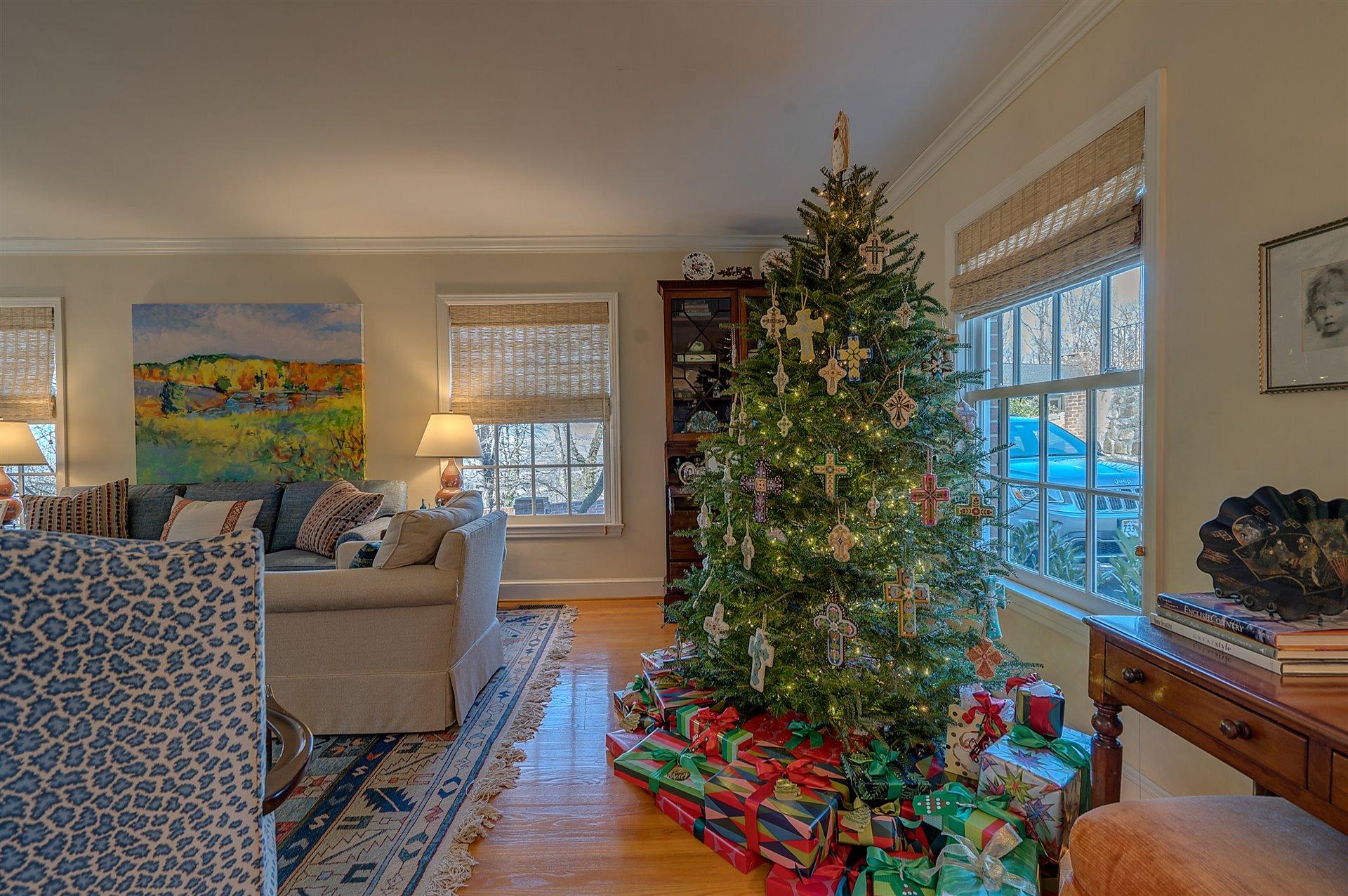 233 Parkcrest Road Southwest Roanoke, VA 24014 - Photo 8 of 59 08-DSC00181_2_3_4_5