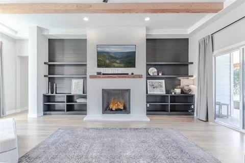 a large kitchen with kitchen island a large island in it