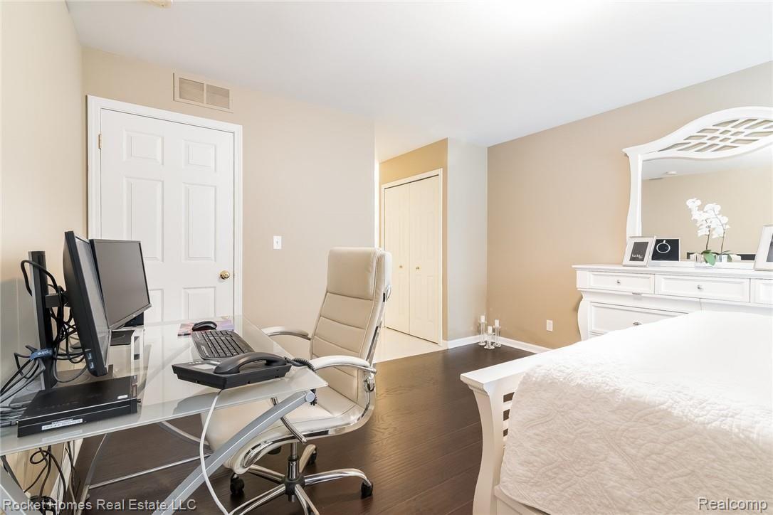 20650 Dunham Road Clinton Township, MI 48038 - Photo 12 of 24 013-photo-master-bedroom-6265797.jpg