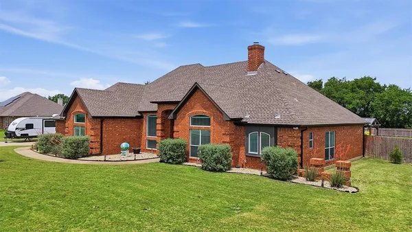 $635,000 | 3111 Briarcliff Circle, Gainesville, TX 76240