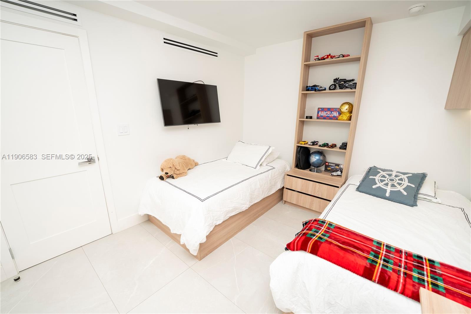 881 Ocean Drive, Unit TH15 Key Biscayne, FL 33149 - Photo 12 of 26 a living room with furniture and a flat screen tv