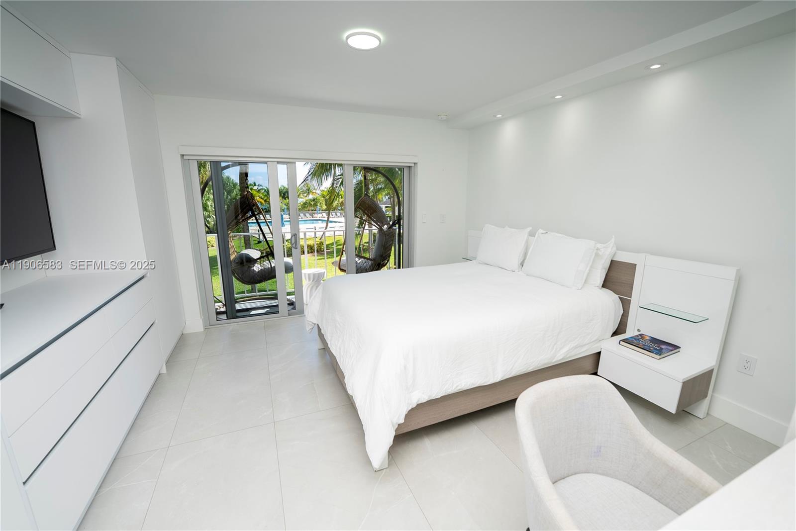 881 Ocean Drive, Unit TH15 Key Biscayne, FL 33149 - Photo 6 of 26 a bedroom with a bed and a couch