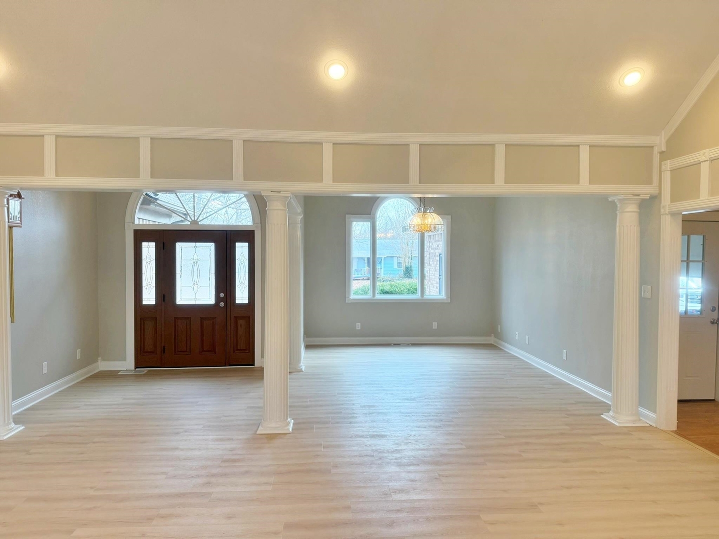 9 Hickory Lane Metropolis, IL 62960 - Photo 11 of 37 an entryway at livingroom with furniture