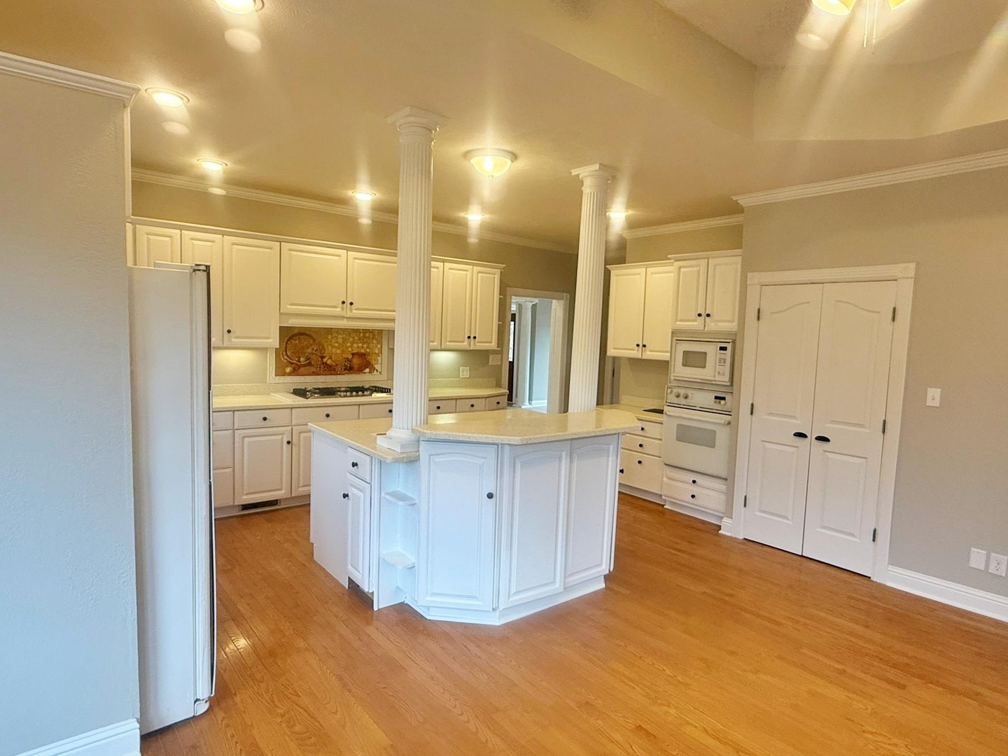 9 Hickory Lane Metropolis, IL 62960 - Photo 13 of 37 a kitchen with stainless steel appliances a refrigerator and cabinets