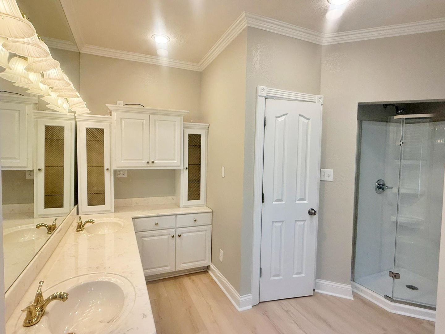 9 Hickory Lane Metropolis, IL 62960 - Photo 26 of 37 a bathroom with a sink a toilet and shower