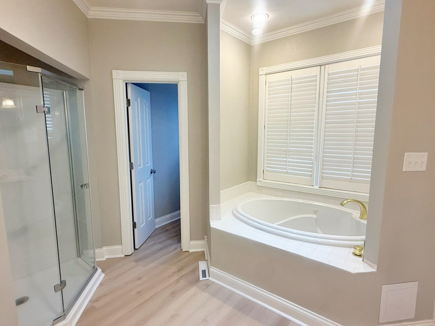 9 Hickory Lane Metropolis, IL 62960 - Photo 28 of 37 a bathroom with a bathtub and a shower