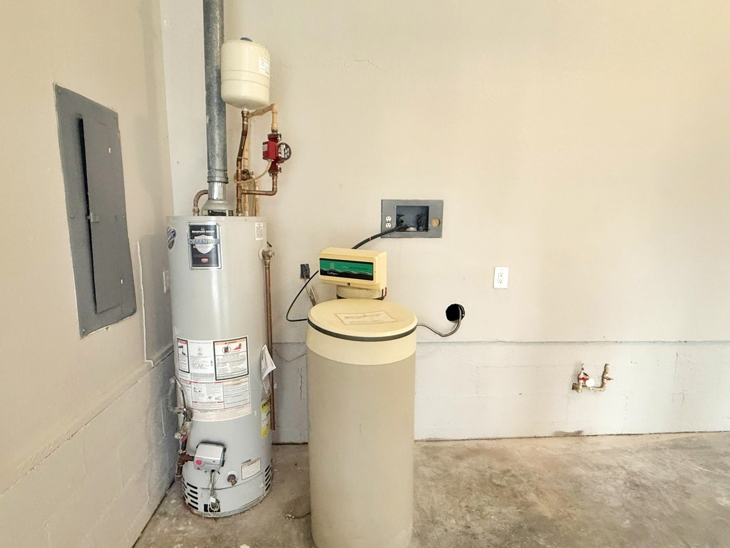 9 Hickory Lane Metropolis, IL 62960 - Photo 37 of 37 a bathroom with a toilet and a shower