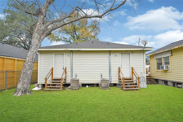a view of a house with backyard