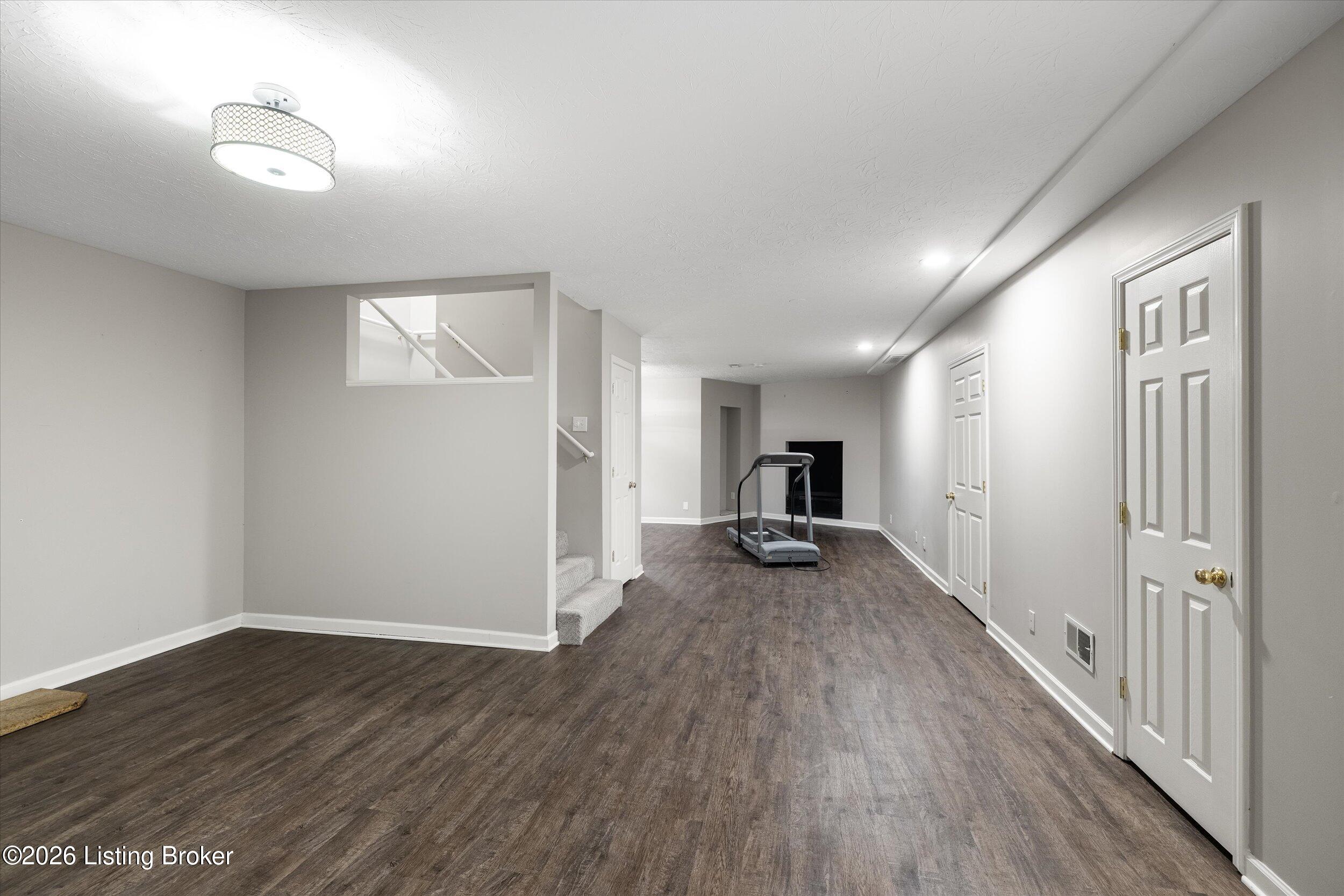 3006 Sprowl Road Louisville, KY 40299 - Photo 49 of 55 32-3U8A0490