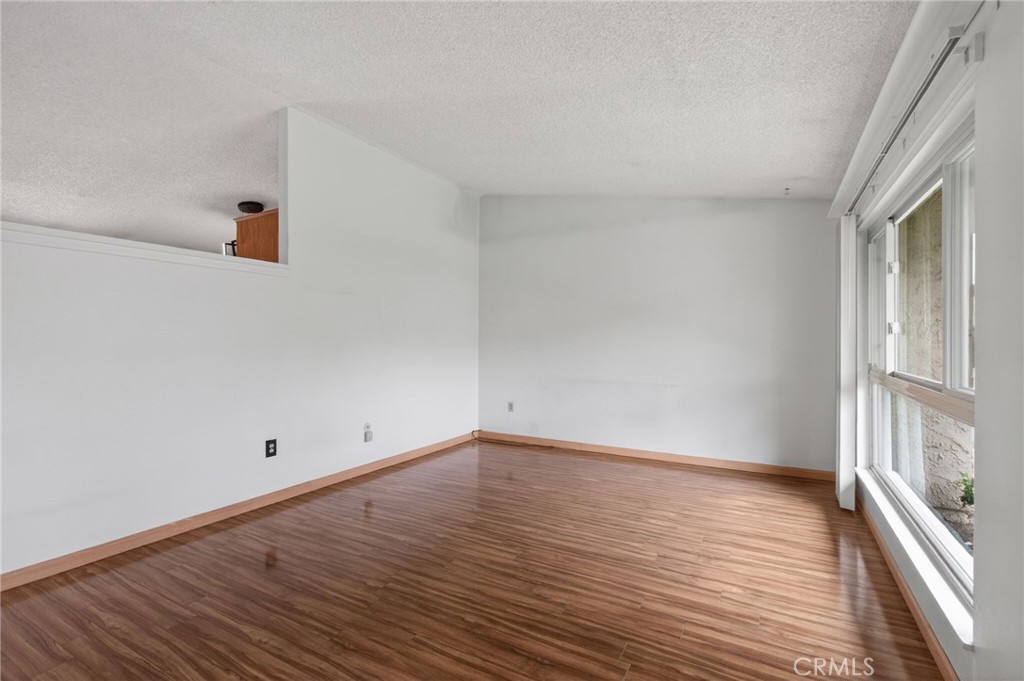 6305 La Mirada Way Riverside, CA 92504 - Photo 4 of 31
