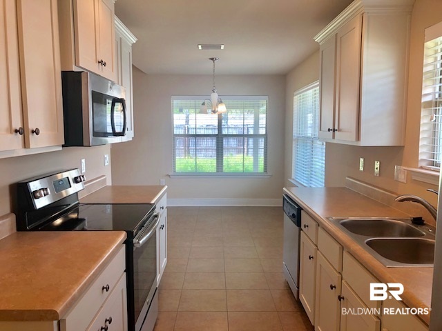 277 Wyatt Court Foley, AL 36535 - Photo 7 of 19 Kitchen Looking Into Brea