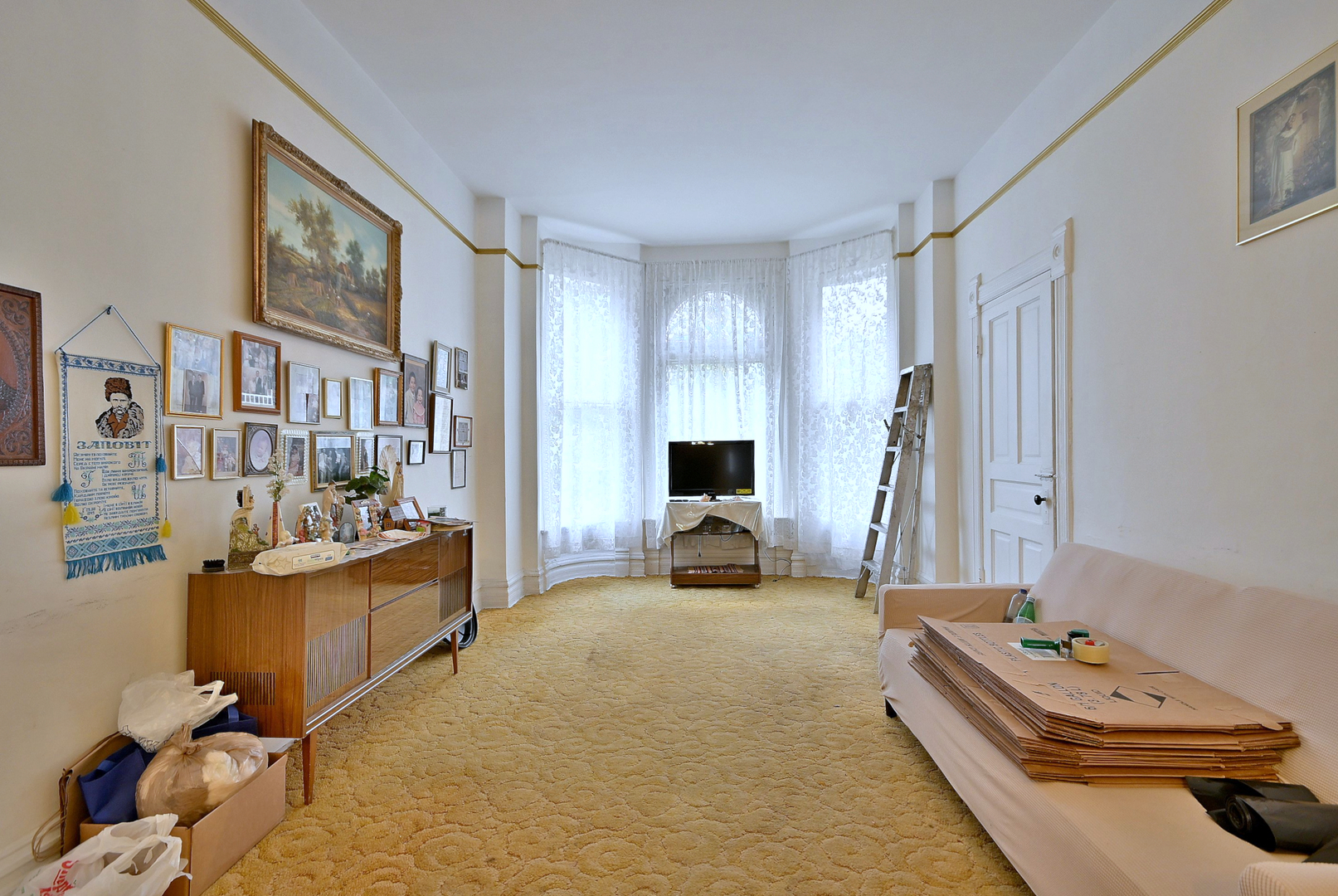 2037 West Rice Street Chicago, IL 60622 - Photo 4 of 40 a bedroom with furniture and a flat screen tv