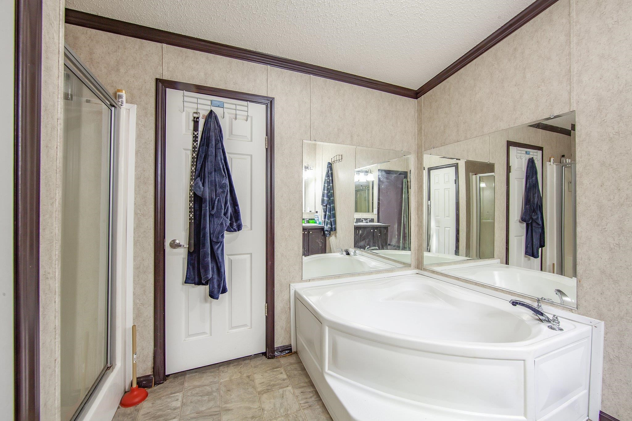 1040 River Road Bolivar, TN 38008 - Photo 12 of 27 a en suite bathroom with a bathtub and a sink