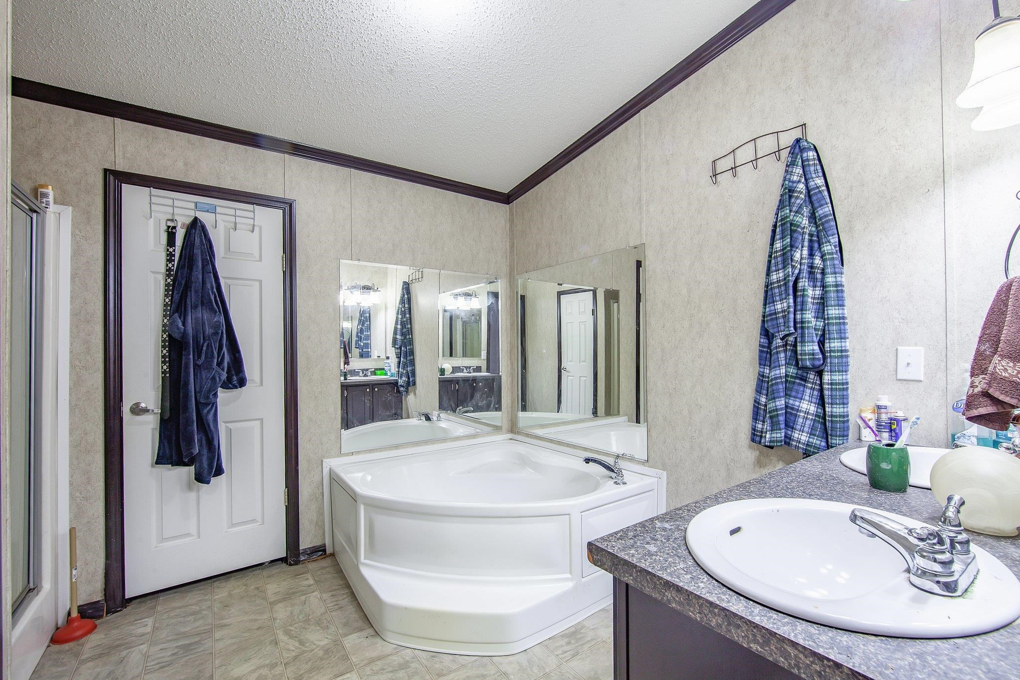 1040 River Road Bolivar, TN 38008 - Photo 10 of 27 a bathroom with a tub and a mirror