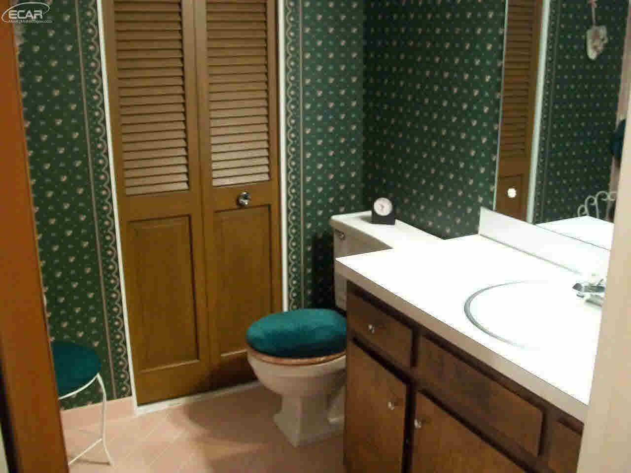 3356 Ridgecliffe Drive Flint, MI 48532 - Photo 12 of 24 21149287-11.JPG