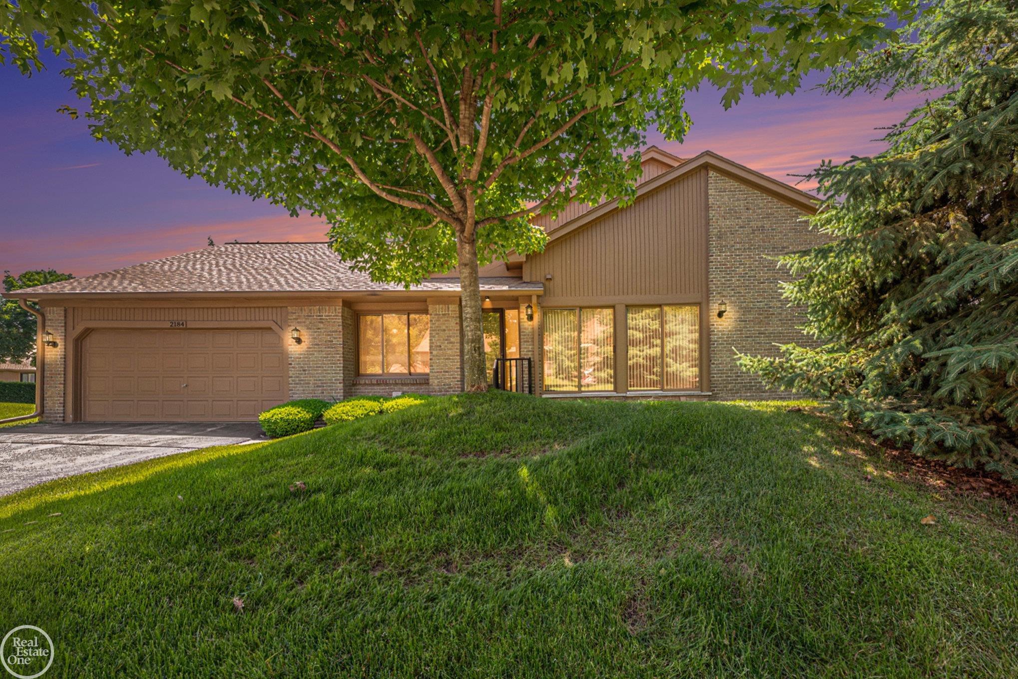 2184 London Bridge Drive Rochester, MI 48307 - Photo 2 of 18 50146067-99aac523-43c4-44aa-a111-04b8f0bf57d6.JPG