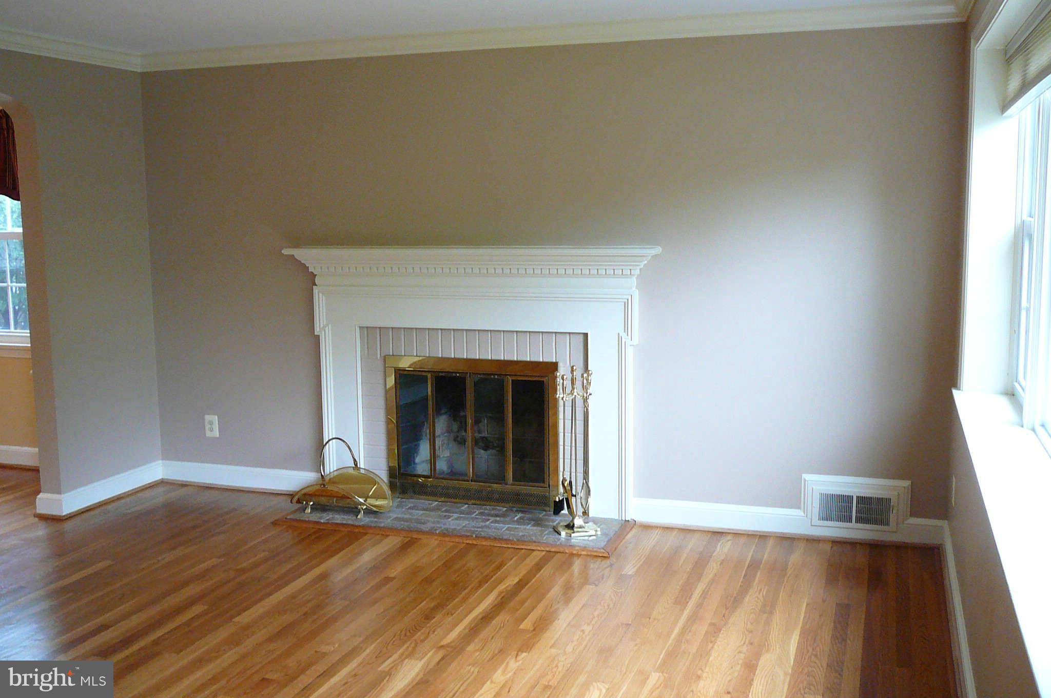 6107 Fox Hill Street Springfield, VA 22150 - Photo 4 of 26 Living Room