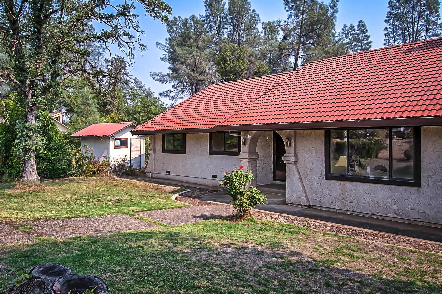 21310 Dersch Road Anderson, CA 96007 - Photo 2 of 35 a front view of a house with garden
