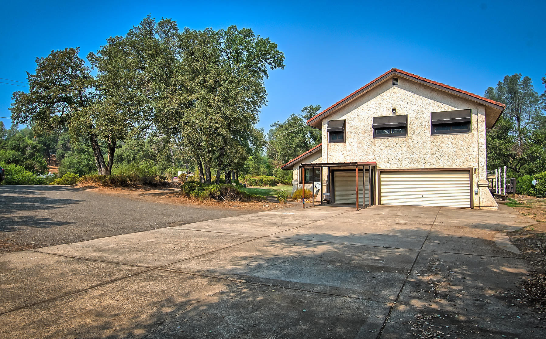 21310 Dersch Road Anderson, CA 96007 - Photo 3 of 35 a front view of a house with a yard and garage
