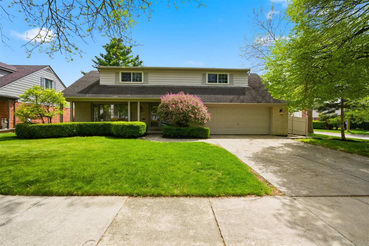 653 Perrien Place Grosse Pointe, MI 48236 - Photo 2 of 54