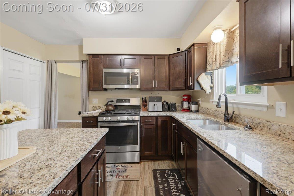 28205 Elwell Road Belleville, MI 48111 - Photo 11 of 39 18-IMG_8185.jpg